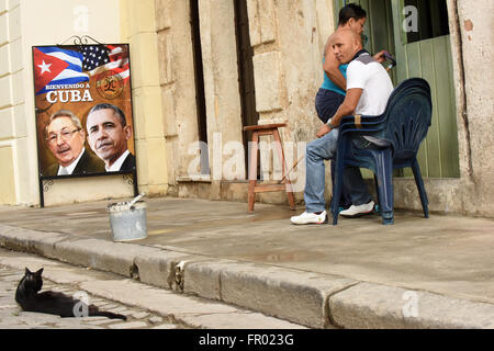 La Havane, Cuba. 20 mars, 2016. Un signe considéré dans la vieille Havane le 20 mars 2016 avec le président cubain Raul Castro et le président américain Barack Obama se félicite Obama à Cuba. Visite historique d'Obama, qui commence aujourd'hui, est la première d'un président américain en 90 ans. (Paul Hennessy/Alamy) Banque D'Images