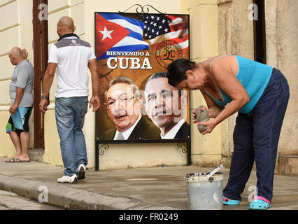 La Havane, Cuba. 20 mars, 2016. Un signe considéré dans la vieille Havane le 20 mars 2016 avec le président cubain Raul Castro et le président américain Barack Obama se félicite Obama à Cuba. Visite historique d'Obama, qui commence aujourd'hui, est la première d'un président américain en 90 ans. (Paul Hennessy/Alamy) Banque D'Images