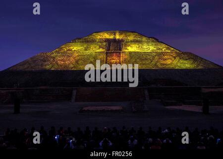 La ville de Mexico, Mexique. Mar 20, 2016. La pyramide du Soleil et lune au site archéologique de Teotihuacan est allumé pendant le premier spectacle son et lumière jamais présentée sur le site du patrimoine mondial connu sous le nom de la ville des dieux le 19 mars 2016 à Mexico, Mexique. Le Président mexicain Enrique Pena Nieto a inauguré l'événement qui devrait attirer plus de visiteurs à l'attrait culturel. Banque D'Images