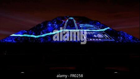 La ville de Mexico, Mexique. Mar 20, 2016. La pyramide du Soleil et lune au site archéologique de Teotihuacan est allumé pendant le premier spectacle son et lumière jamais présentée sur le site du patrimoine mondial connu sous le nom de la ville des dieux le 19 mars 2016 à Mexico, Mexique. Le Président mexicain Enrique Pena Nieto a inauguré l'événement qui devrait attirer plus de visiteurs à l'attrait culturel. Banque D'Images