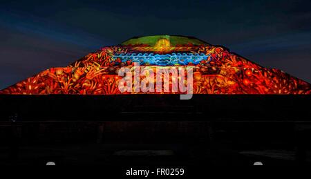 La ville de Mexico, Mexique. Mar 20, 2016. La pyramide du Soleil et lune au site archéologique de Teotihuacan est allumé pendant le premier spectacle son et lumière jamais présentée sur le site du patrimoine mondial connu sous le nom de la ville des dieux le 19 mars 2016 à Mexico, Mexique. Le Président mexicain Enrique Pena Nieto a inauguré l'événement qui devrait attirer plus de visiteurs à l'attrait culturel. Banque D'Images