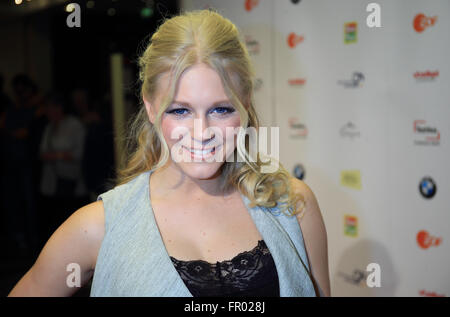 Magdeburg, Allemagne. Mar 19, 2016. La chanteuse suédoise Julia Lindholm arrive pour l'après-show de l'émission de télévision allemande "Willkommen bei Carmen Nebel" (lit. Bienvenue chez Carmen Nebel's) par chaîne de télévision publique allemande ZDF à Magdeburg, Allemagne, 19 mars 2016. Photo : JENS WOLF/dpa/Alamy Live News Banque D'Images