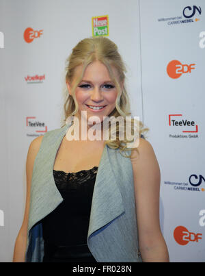 Magdeburg, Allemagne. Mar 19, 2016. La chanteuse suédoise Julia Lindholm arrive pour l'après-show de l'émission de télévision allemande "Willkommen bei Carmen Nebel" (lit. Bienvenue chez Carmen Nebel's) par chaîne de télévision publique allemande ZDF à Magdeburg, Allemagne, 19 mars 2016. Photo : JENS WOLF/dpa/Alamy Live News Banque D'Images