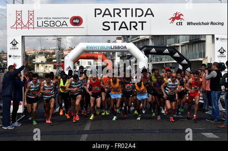 Lisbonne, Portugal. Mar 20, 2016. Les joueurs s'affrontent lors de la 26e demi-marathon de Lisbonne à Lisbonne, Portugal, le 20 mars 2016. © Zhang Liyun/Xinhua/Alamy Live News Banque D'Images