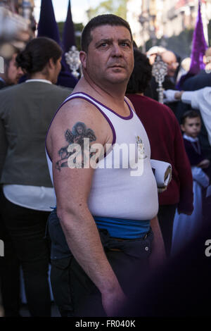 Séville, Espagne. Mar 20, 2016. Un costalero de la confrérie appelée ''La Estrella'' regarde le paso de Jésus Christ de ''Las Penas'' lors de son défilé de la cathédrale le Dimanche des Rameaux, jour appelé Domingo de Ramos en espagnol. © Daniel Gonzalez Acuna/ZUMA/Alamy Fil Live News Banque D'Images