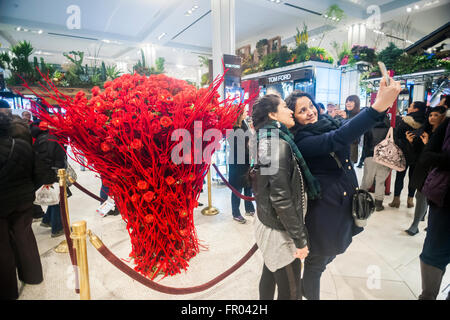 New York, USA. 20 mars, 2016. Temps selfies en face du bouquet de la journée par Kenji Takenada dans Macy's flagship department store à Herald Square à New York lors de la 42e conférence annuelle des Macy's Flower Show, le jour de l'ouverture Dimanche, 20 mars, 2016. Les visiteurs affluent à la foire de cette année, dont le titre est 'America the beautiful', pour profiter de la des milliers de fleurs dans l'horticulture affiche représentant divers paysages trouvés aux États-Unis. Le spectacle se poursuivra jusqu'au 3 avril. Crédit : Richard Levine/Alamy Live News Banque D'Images