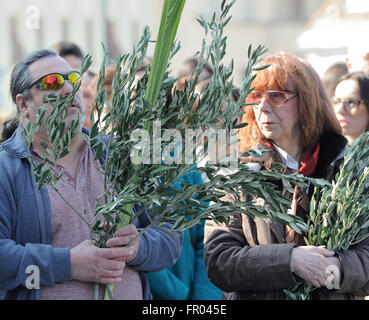 Zagreb, Croatie. Mar 20, 2016. Les gens détiennent des branches d'olive lors d'un Dimanche des Rameaux messe à Zagreb, capitale de la Croatie, le 20 mars 2016. Dimanche des Rameaux est une fête célébrée avant Pâques et marque l'entrée de Jésus à Jérusalem et le début de la Semaine Sainte. © Lisanin Miso/Xinhua/Alamy Live News Banque D'Images