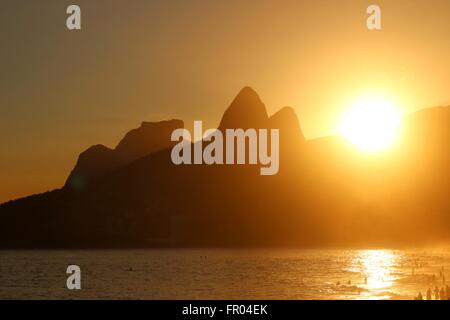 Rio de Janeiro, Brésil, 19 mars 2016. Coucher du soleil sur le dernier jour de l'été, vu à partir de la plage de l'Arpoador. Crédit : Maria Adelaide Silva/Alamy Live News Banque D'Images