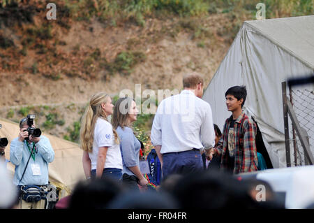 Katmandou, Népal. Mar 20, 2016. Purushottam Suwal (à droite), 15 ans, guides, le prince Harry sur sa visite à la tente temporaire à Sano Byasi, pendant ses cinq jours de voyage officiel. © Narayan Maharjan/Pacific Press/Alamy Live News Banque D'Images