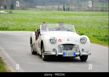 Rimini, Italie. 19 mars, 2016. Une crème 1955 Triumph TR2 prend part à l'Trofeo Foresti. Roberto Cerruti/Alamy Live News Banque D'Images