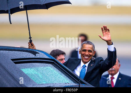 La Havane, Cuba. Mar 20, 2016. Le président des États-Unis, Barack Obama,(avant) arrive à l'aéroport international Jose Marti de La Havane, capitale de Cuba, le 20 mars 2016. Barack Obama est arrivé ici le dimanche après-midi pour une visite de 3 jours. Credit : Liu Bin/Xinhua/Alamy Live News Banque D'Images