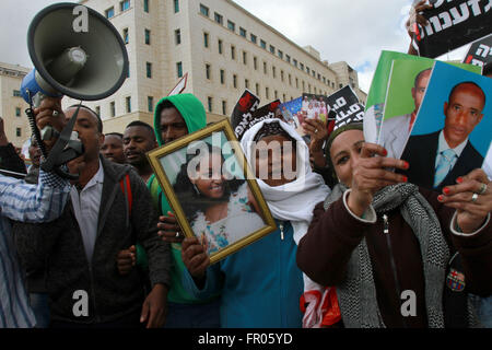 Jérusalem. Mar 20, 2016. Les gens prennent part à une manifestation à Jérusalem le 20 mars 2016. Autour de 1 500 immigrants juifs d'Éthiopie ou leurs descendants ont démontré à Jérusalem pour protester contre la suspension du programme de porter à Israël les membres restants de la communauté Falashmura en Éthiopie. © Gil Cohen Magen/Xinhua/Alamy Live News Banque D'Images