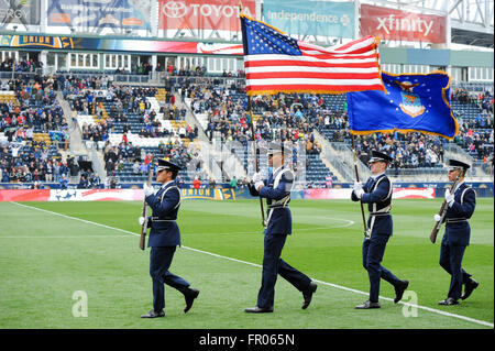 Chester, Pennsylvanie, USA. Mar 20, 2016. Garde d'honneur présente les couleurs à l'ouverture à domicile de l'Union de Philadelphie qui a été joué au stade de l'énergie Talen Chester Pa Credit : Ricky Fitchett/ZUMA/Alamy Fil Live News Banque D'Images
