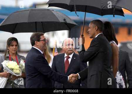 La Havane, Cuba. Mar 20, 2016. Image fournie par Cubadebate montre le président américain, Barack Obama (R) avant, serrant la main avec le Ministre des affaires étrangères cubain Bruno Rodriguez (L'avant), à son arrivée à l'aéroport Jose Marti de La Havane, Cuba, le 20 mars 2016. Le président américain Barack Obama est arrivé dimanche à Cuba, dans une visite historique qui pourrait marquer le début d'une nouvelle ère dans les relations des États-Unis avec son voisin après plus de 50 ans d'animosité de la guerre-froide. Credit : Ismael Francisco/Cubadebate/Xinhua/Alamy Live News Banque D'Images