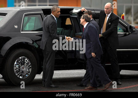 La Havane, Cuba. Mar 20, 2016. Image fournie par Cubadebate montre le président américain, Barack Obama (L) serre la main avec le Ministre des affaires étrangères cubain Bruno Rodriguez (R-avant) lors de son arrivée à l'aéroport Jose Marti de La Havane, Cuba, le 20 mars 2016. Le président américain Barack Obama est arrivé dimanche à Cuba, dans une visite historique qui pourrait marquer le début d'une nouvelle ère dans les relations des États-Unis avec son voisin après plus de 50 ans d'animosité de la guerre-froide. Credit : Ismael Francisco/Cubadebate/Xinhua/Alamy Live News Banque D'Images