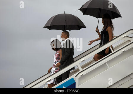 La Havane, Cuba. Mar 20, 2016. Image fournie par Cubadebate montre le président américain, Barack Obama (C), avec les membres de sa famille, arrive à l'aéroport Jose Marti de La Havane, Cuba, le 20 mars 2016. Le président américain Barack Obama est arrivé dimanche à Cuba, dans une visite historique qui pourrait marquer le début d'une nouvelle ère dans les relations des États-Unis avec son voisin après plus de 50 ans d'animosité de la guerre-froide. Credit : Ismael Francisco/Cubadebate/Xinhua/Alamy Live News Banque D'Images