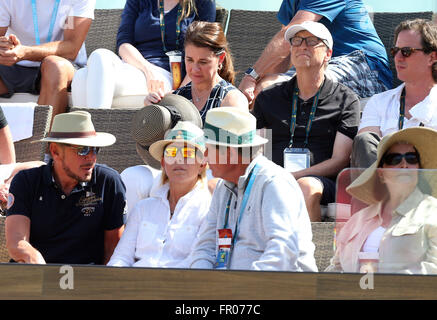 Indian Wells, en Californie, USA. Mar 20, 2016. Larry Ellison, ancien joueur de tennis Martina Navratilova et Bill Gates aussi présents pour le match entre le Paris de la Serbie et Milos Raonic du Canada au cours de la mens finale du 2016 BNP Paribas Open à Indian Wells Tennis Garden à Indian Wells, en Californie. Charles Baus/CSM/Alamy Live News Banque D'Images