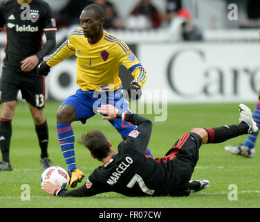 Washington, DC, USA. Mar 20, 2016. 20160320 - Colorado Rapids terrain MICHAEL AZIRA (22) du côté des étapes a attaquer tentative par D.C. United terrain MARCELO SARVAS (7) dans la deuxième moitié du Stade RFK à Washington. Credit : Chuck Myers/ZUMA/Alamy Fil Live News Banque D'Images