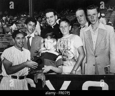 Bronx, New York, USA. 7 juin, 1951. Les membres honneur CYO Rizzuto : quatre joueurs de baseball haut de la jeunesse catholique, Organisation présente un trophée à PHIL RIZZUTO, l'arrêt-court des Yankees qui a été choisi comme le "meilleur" joueur Yankee de six semaines dans un sondage effectué auprès des membres de CYO écoles paroissiales. La présentation a été faite à l'Yankee Stadium. Illustré avec le Yankee fans sont la Rev. TERENCE J. COOKE, sous-directeur de l'Archidiocèse, CYO ET DANIEL F. FARRELL, CYO Directeur de programme. © Keystone Photos/ZUMAPRESS.com/Alamy Live News Banque D'Images