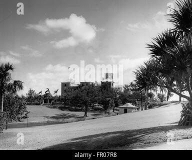 Pembroke, Bermudes. 23 Nov, 1953. La Maison du gouvernement, les Bermudes. La résidence du Gouverneur des Bermudes, le lieutenant général Sir Alexander Hood G.B.E., K.C.B., et Lady Hood, sera l'accueil de Sa Majesté la Reine Elizabeth II et Son Altesse Royale le duc d'Édimbourg lors de leur visite à Washington. Les pelouses de ce manoir sera le site coloré d'une grande fête organisée en l'honneur du couple royal que l'après-midi. © Keystone Photos/ZUMAPRESS.com/Alamy Live News Banque D'Images