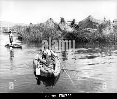 Apr 18, 1956 - Le lac Titicaca, l'Amérique du Sud - Lac Titicaca est entre la Bolivie et le Pérou, 12 300 pieds de haut dans les Andes en Amérique du Sud. C'est plus de 100 miles de long et 60 de large et si presque comme une mer intérieure, l'eau est douce et provient de nombreuses petites rivières qui se jettent dans la montagne environnante. Qu'une rivière coule à l'extérieur du lac et il disparaît dans les déserts semi inconnu de haut de la Bolivie. Les gens qui vivent autour du lac sont principalement des Indiens aymaras, les survivants d'une une ancienne civilisation qui vivait dans la région bien avant que les Conquistadors Espagnols sont arrivés, et qui neve Banque D'Images