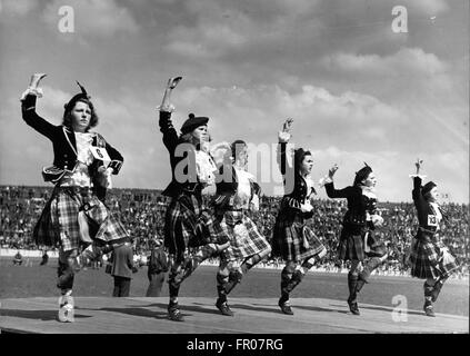 Edinburgh, Ecosse, Royaume-Uni. Août 30, 1956. Les montagnes de l'Ecosse : à la cornemuse de la cornemuse, la jolie Scottish lassies effectuez les bobines et les danses traditionnelles de l'Ecosse. Ils portent des tenues d'apparat, vestes de velours noir, la dentelle et le kilt en tartan colliers du clan auquel ils appartiennent. © Keystone Photos/ZUMAPRESS.com/Alamy Live News Banque D'Images