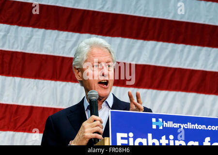 Phoenix, Arizona, USA. 20 mars, 2016. L'ancien Président Bill Clinton parle pendant un rassemblement électoral pour Hillary Clinton à Central High School, à Phoenix, Arizona à venir de l'état primaire à se tiendra mardi. Crédit : Jennifer Mack/Alamy Live News Banque D'Images