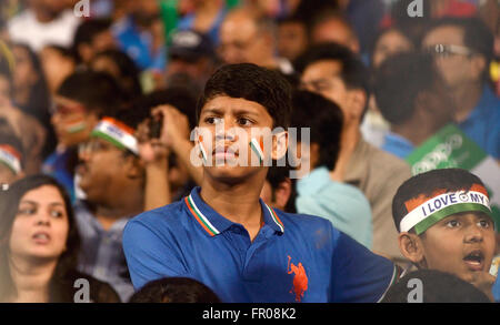 Kolkata, Inde. Mar 19, 2016. L'Inde a battu le Pakistan par six guichets pour la 5e fois dans l'ICC World T20s. L'Inde maintient leur enregistrement tous gagner contre le Pakistan dans l'ICC tournoi. Virat Kohli top-score avec un invaincus 55 est devenu l'Homme du match. Dans cette occasion Mamatra Banerjee, Amitabh Bachchan, Imran Khan, Wasim Akram, Virender Sehwag, Sunil Gavaskar, Abhishek Bachchan, Sachin Tendulkar tous sont présents à Eden Gardens. © Saikat Paul/Pacific Press/Alamy Live News Banque D'Images