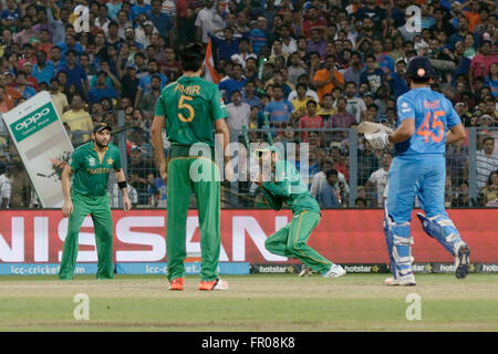 Kolkata, Inde. Mar 19, 2016. L'Inde a battu le Pakistan par six guichets pour la 5e fois dans l'ICC World T20s. L'Inde maintient leur enregistrement tous gagner contre le Pakistan dans l'ICC tournoi. Virat Kohli top-score avec un invaincus 55 est devenu l'Homme du match. Dans cette occasion Mamatra Banerjee, Amitabh Bachchan, Imran Khan, Wasim Akram, Virender Sehwag, Sunil Gavaskar, Abhishek Bachchan, Sachin Tendulkar tous sont présents à Eden Gardens. © Saikat Paul/Pacific Press/Alamy Live News Banque D'Images