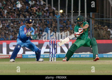 Kolkata, Inde. Mar 19, 2016. L'Inde a battu le Pakistan par six guichets pour la 5e fois dans l'ICC World T20s. L'Inde maintient leur enregistrement tous gagner contre le Pakistan dans l'ICC tournoi. Virat Kohli top-score avec un invaincus 55 est devenu l'Homme du match. Dans cette occasion Mamatra Banerjee, Amitabh Bachchan, Imran Khan, Wasim Akram, Virender Sehwag, Sunil Gavaskar, Abhishek Bachchan, Sachin Tendulkar tous sont présents à Eden Gardens. © Saikat Paul/Pacific Press/Alamy Live News Banque D'Images