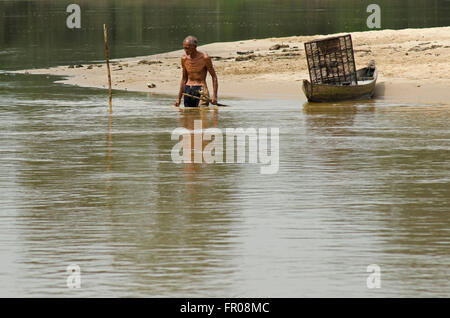 Pekanbaru, Indonésie. Mar 20, 2016. Réglage des pièges à poisson pêcheur indonésien à rivières Kampar dans Buluh Cina village, province de Riau, l'Indonésie ?. Le changement climatique a déjà commencé à affecter les animaux qui vivent en eau douce et les rivières. L'eau des rivières de perdre à cause du changement climatique. © Afrianto Silalahi Riau/Images/Pacific Press/Alamy Live News Banque D'Images