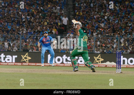 Kolkata, Inde. Mar 19, 2016. L'Inde a battu le Pakistan par six guichets pour la 5e fois dans l'ICC World T20s. L'Inde maintient leur enregistrement tous gagner contre le Pakistan dans l'ICC tournoi. Virat Kohli top-score avec un invaincus 55 est devenu l'Homme du match. Dans cette occasion Mamatra Banerjee, Amitabh Bachchan, Imran Khan, Wasim Akram, Virender Sehwag, Sunil Gavaskar, Abhishek Bachchan, Sachin Tendulkar tous sont présents à Eden Gardens. © Saikat Paul/Pacific Press/Alamy Live News Banque D'Images