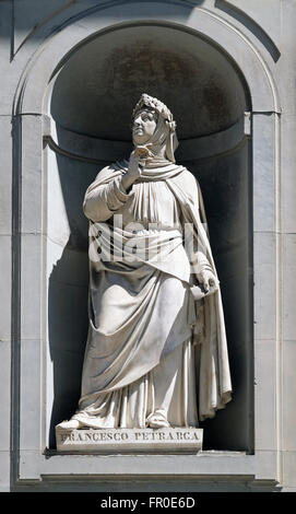 Francesco Petrarca dans les niches de la colonnade des Offices à Florence, Italie Banque D'Images