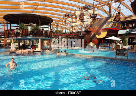 Bratislava, Slovaquie - 04 MAI 2014 : grande piscine bleu et vieux bateau en nouvelle aquapark à Liptovsky Mikulas, Slovaquie. Banque D'Images