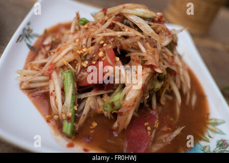 Salade de papaye verte épicée délicieuse cuisine thaïlandaise : ' SOM TAM PU PA LA ' parler Thaï Banque D'Images