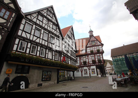 Rathouse avec réveil sur la Marktplatz square à Bad Urach, Allemagne le 21 octobre 2014. Banque D'Images