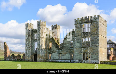 Cowdray Chambre ruines, une maison historique, dans la région de Tudor Cowdray Park, parc national des South Downs, à Midhurst, West Sussex, Angleterre, Royaume-Uni. Banque D'Images