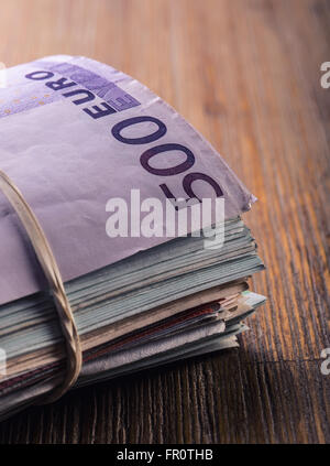 Les billets en euros. Devise Euro. Euro argent. Close-up of a mis les billets en euros sur table en bois Banque D'Images
