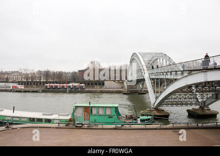 Passerelle Debilly, une arche pont sur Seine situé à Paris, France. Banque D'Images