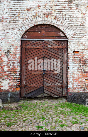 Vieille porte en bois au château médiéval à Vyborg, Russie Banque D'Images