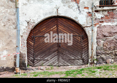 Vieille porte en bois au château médiéval à Vyborg, Russie Banque D'Images