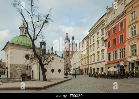 Place du marché de Cracovie, Pologne. Eglise romane St Wojciech (Saint Adalbert) au premier plan. Banque D'Images