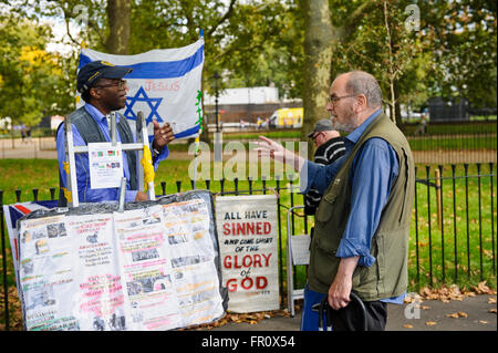 Un homme noir d'avoir une discussion avec l'homme de race blanche à Speakers' Corner à Hyde Park, Londres, Royaume-Uni. Banque D'Images