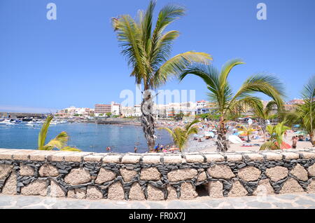 La plage pittoresque de Playa de San Juan. Playa de San Juan est un petit village de pêcheurs sur le sud-ouest de l'île de Tenerife. Banque D'Images