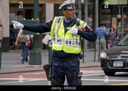 Un homme New York City l'agent de la circulation des voitures de direction à l'East 34th Street et Park Avenue, à New York. Banque D'Images