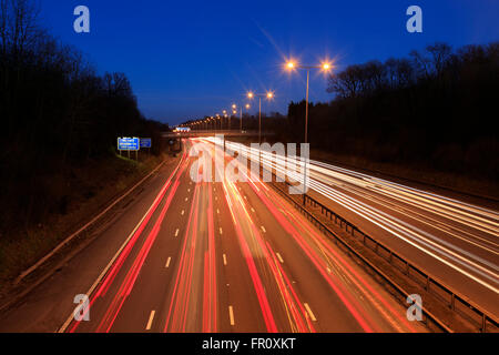 Sentiers de feux de circulation sur l'autoroute M25 [Occupé] crépuscule Banque D'Images