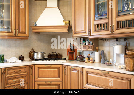 Cuisinière à gaz sur belle cuisine moderne et Banque D'Images