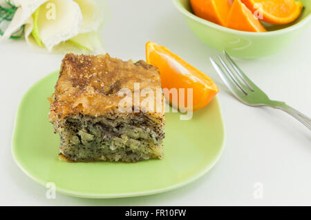 Baklava juteuse sur une assiette décorée avec des noix et servi avec orange Banque D'Images