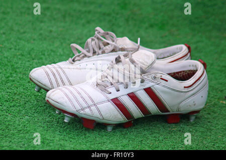 Paire de chaussures de foot sur l'herbe Banque D'Images