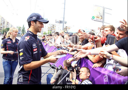 Kiev, UKRAINE - le 19 mai 2012 : Daniel Ricciardo pilote de Formule 1 de Red Bull Racing Red Bull signe des autographes pendant Champio Banque D'Images